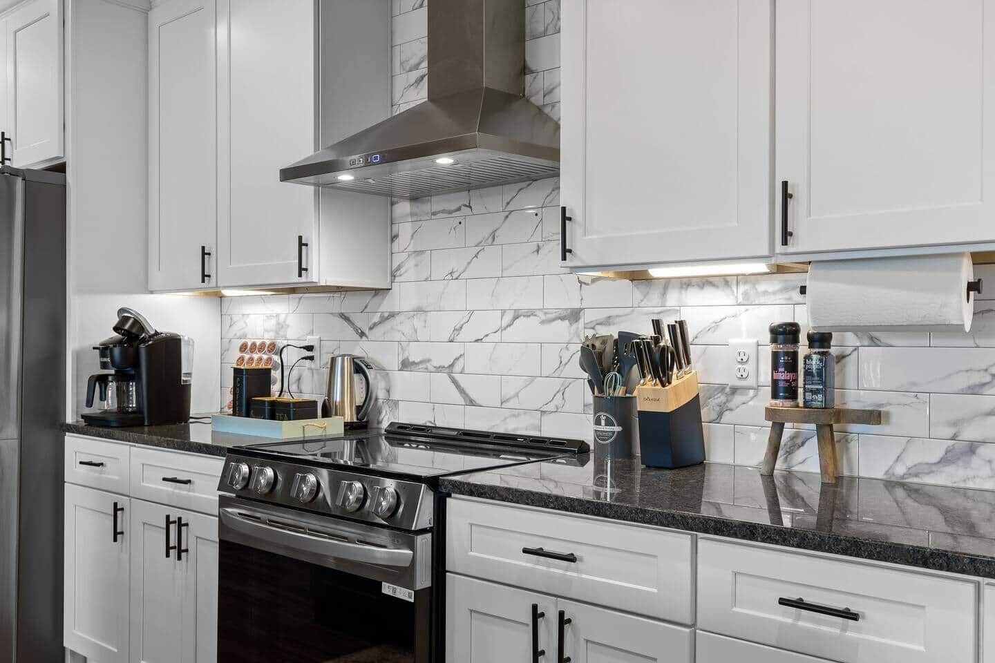 Jääkaappi, mikroaaltouuni, uuni, liesi