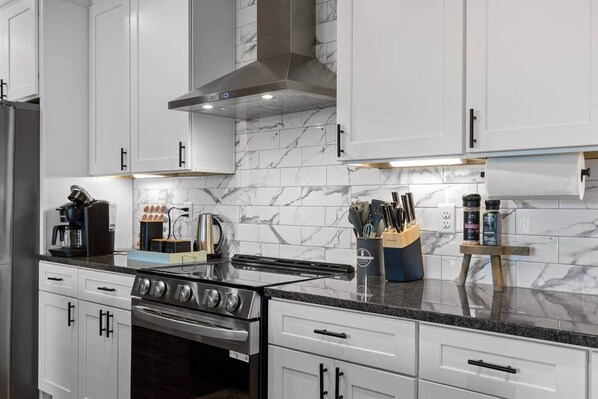 Fridge, microwave, oven, stovetop - Chatt Vistas-NEW4bdr-Theater-Hot Tub-Sleeps15+ (Fairview)