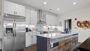 Fridge, microwave, oven, stovetop - Chatt Vistas|NatPrks|4bdr|Theater|Hot Tub|Sleeps15+ (Fairview)