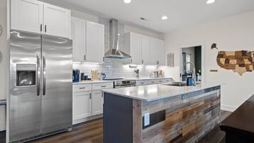 雪櫃、微波爐、焗爐、爐具