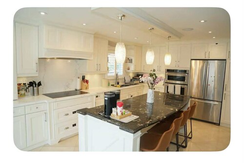Luxury Homestay in Vaughan city. Family sized Single house with 5 bedrooms.