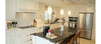 Luxury Homestay in Vaughan city. Family sized Single house with 5 bedrooms.