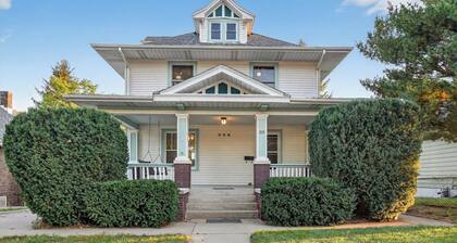 Historic Omaha Manor DT Near Zoo + Pool Table