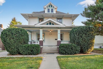 Historic Omaha Manor  DT Near Zoo + Pool Table