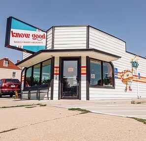 Exterior - Historic Omaha Manor  DT Near Zoo + Pool Table (Omaha)