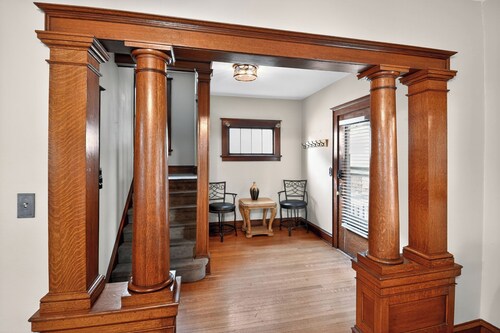 Historic Omaha Manor  DT Near Zoo + Pool Table