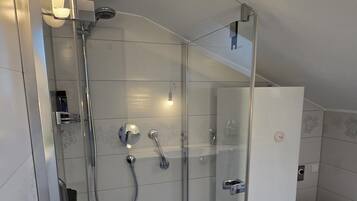 Handtücher, Seife, Toilettenpapier