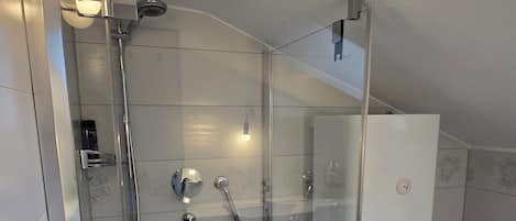 Serviettes fournies, savon, papier toilette