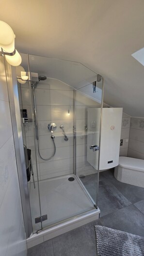 Toalhas de banho, sabonete, papel higiênico 