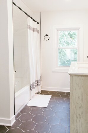 Shower, hair dryer, towels, soap - Spacious 4BR Urban Retreat: Perfect Launchpad for your Vacation in Heart of KC (Kansas City)