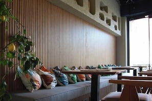 المنشأة من الداخل