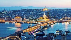 Une vue urbaine avec une mosquée imposante et un pont enjambant une rivière.