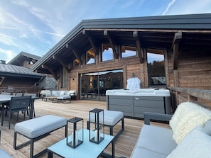 Outdoor dining - 5★ Chalet for 14 / Jacuzzi, Sauna, Cinema, Playroom with babyfoot (Les Gets)