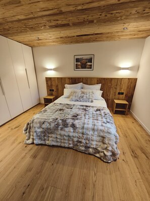 7 bedrooms, WiFi, bed sheets - 5★ Chalet for 14 / Jacuzzi, Sauna, Cinema, Playroom with babyfoot (Les Gets)