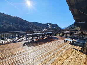 Outdoor dining - 5★ Chalet for 14 / Jacuzzi, Sauna, Cinema, Playroom with babyfoot (Les Gets)