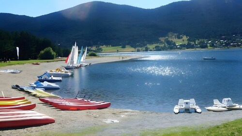 Maison de vacances 'La Grange De La Petite Ourse' avec vue sur le lac et Wi-Fi