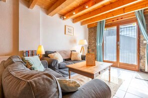 TV, DVD player - Holiday Home 'La Grange De La Petite Ourse' with Lake View and Wi-Fi (Les Angles)