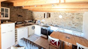 Fridge, microwave, oven, stovetop - Holiday Home 'La Grange De La Petite Ourse' with Lake View and Wi-Fi (Les Angles)
