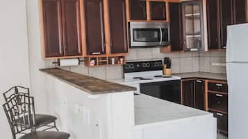 Frigorifero, microonde, piano cottura, lavastoviglie