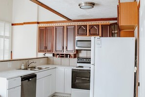 Køleskab, mikrobølgeovn, kogeplade, opvaskemaskine