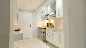 Studio, Marina View | Private kitchen | Mini-fridge, stovetop