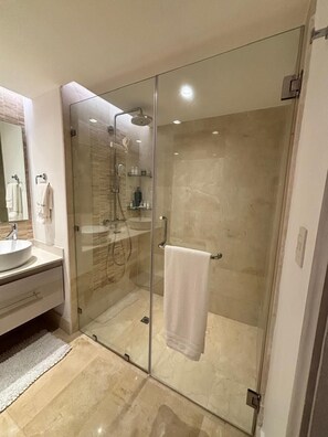 Lejlighed | Badeværelse | Håndklæder, Sæbe, Shampoo, Toiletpapir