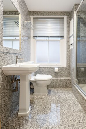 Bathroom - Soho Living – Chic 1BR Flat on Wardour Street -4WD (London)