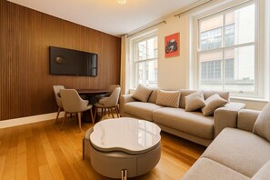 Living area - Soho Living – Chic 1BR Flat on Wardour Street -4WD (London)