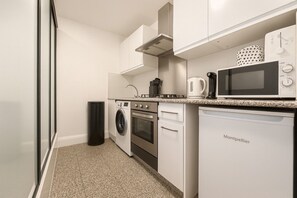 Private kitchen - Soho Living – Chic 1BR Flat on Wardour Street -4WD (London)