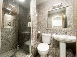 Bathroom - Modern Wardour Street Studio, Heart of Soho 2WD (London)