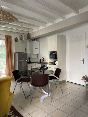 Kylskåp, mikrovågsugn, ugn och spishäll