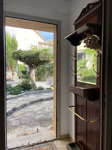 Dans un jardin, charmante petite maison face la montagne aux pieds du village