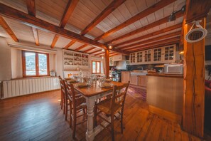 Dining - Holiday Home 'Cottage des Pléiades' with Lake View and Wi-Fi (Les Angles)