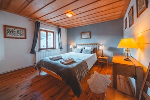 4 bedrooms, iron/ironing board, WiFi - Holiday Home 'Cottage des Pléiades' with Lake View and Wi-Fi (Les Angles)