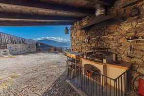 Property grounds - Holiday Home 'Cottage des Pléiades' with Lake View and Wi-Fi (Les Angles)