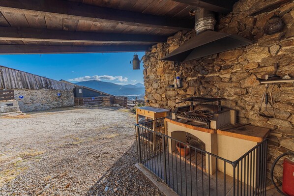 Property grounds - Holiday Home 'Cottage des Pléiades' with Lake View and Wi-Fi (Les Angles)