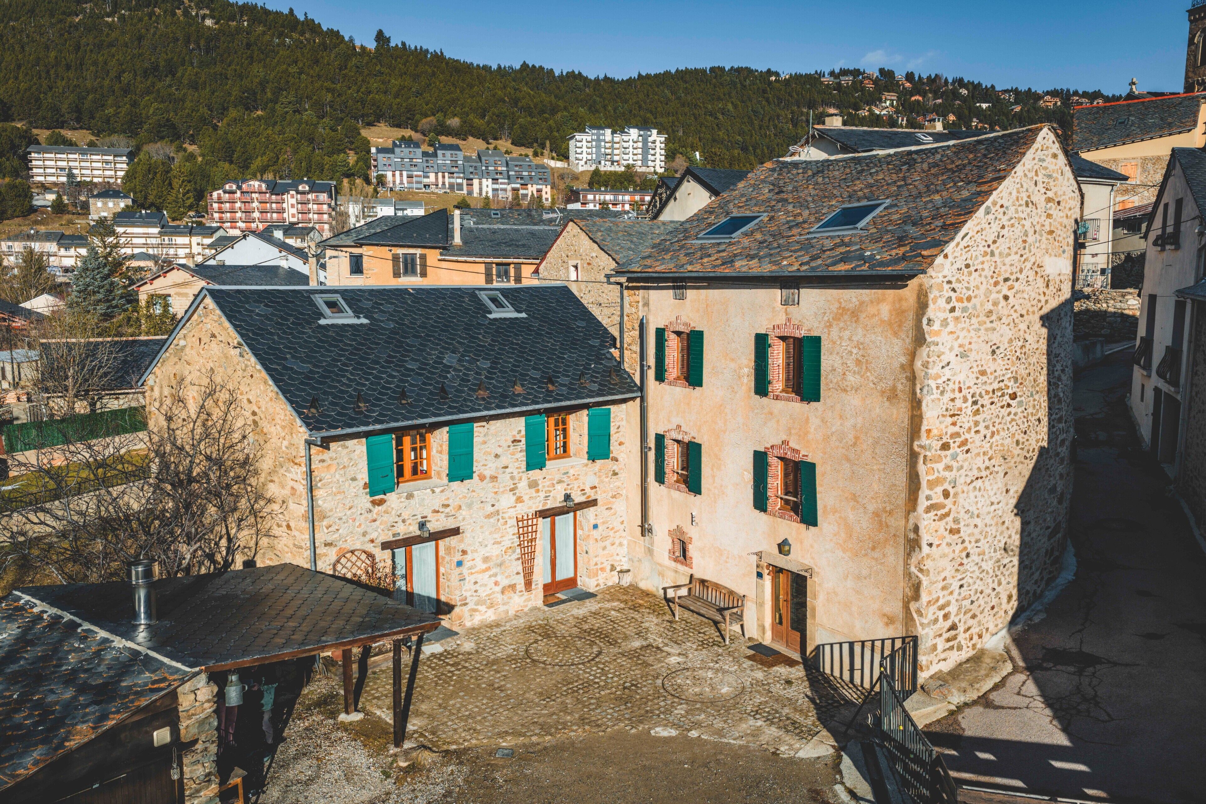 Un edificio de piedra con varias ventanas y un patio.
