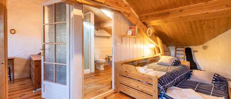 4 slaapkamers, een strijkplank/strijkijzer, wifi