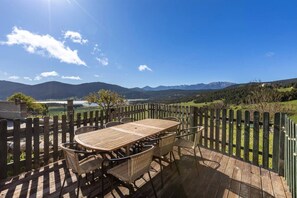 Outdoor dining - Holiday Home 'Cottage des Pléiades' with Lake View and Wi-Fi (Les Angles)