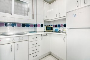 Kühlschrank, Mikrowelle, Herdplatte, Wasserkocher mit Kaffee-/Teezubehör