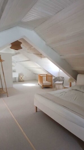 4 bedrooms, travel cot, WiFi, bed sheets