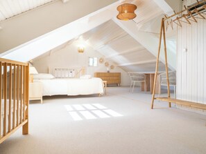 4 chambres, lit de bébé portatif, Wi-Fi, literie fournie