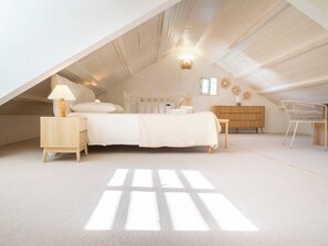 4 bedrooms, travel cot, WiFi, bed sheets