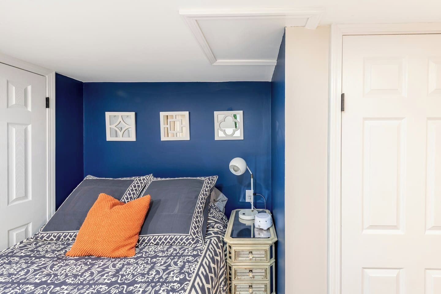Desk, iron/ironing board, WiFi, bed sheets