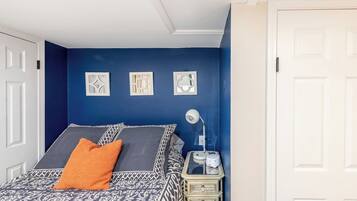 Desk, iron/ironing board, WiFi, bed sheets