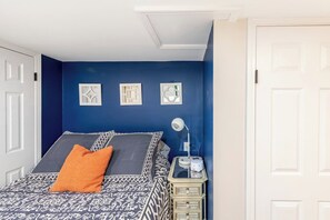 Desk, iron/ironing board, WiFi, bed sheets