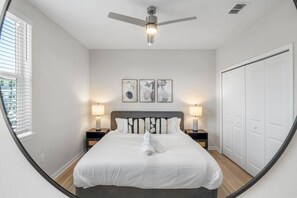 1 habitación, escritorio, tabla de planchar con plancha y cuna de viaje 
