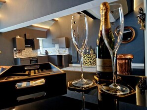 Fridge, microwave, oven, dishwasher - Hamilton Luxury Holiday Let’s- The Studio (Cabus)