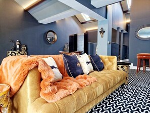 TV - Hamilton Luxury Holiday Let’s- The Studio (Cabus)