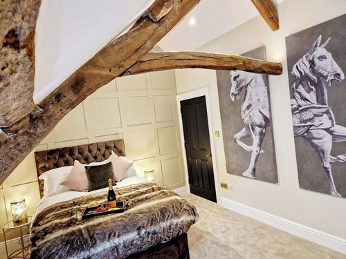 Hamilton-The Cruck luxury let